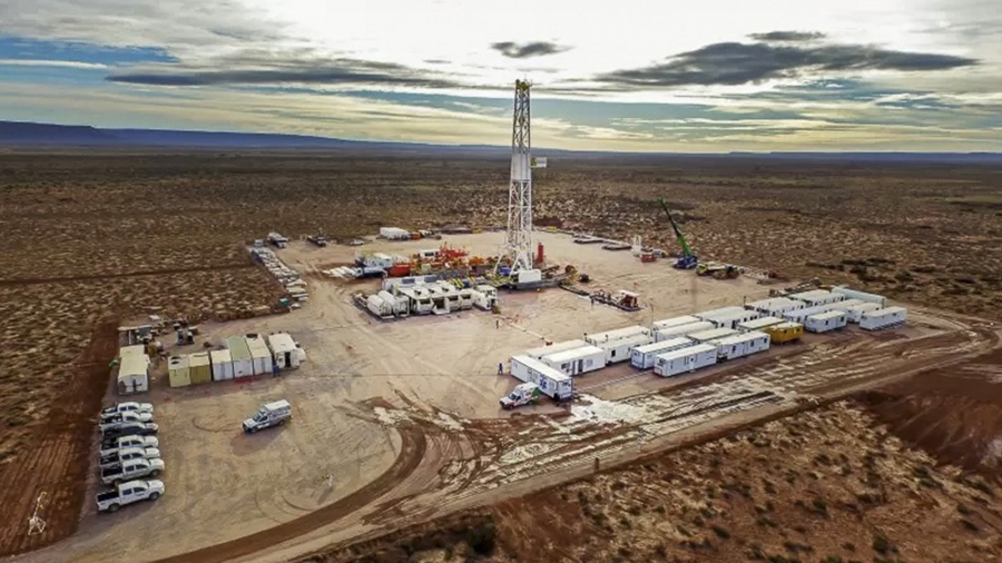 Vista aérea de una instalación de perforación petrolera